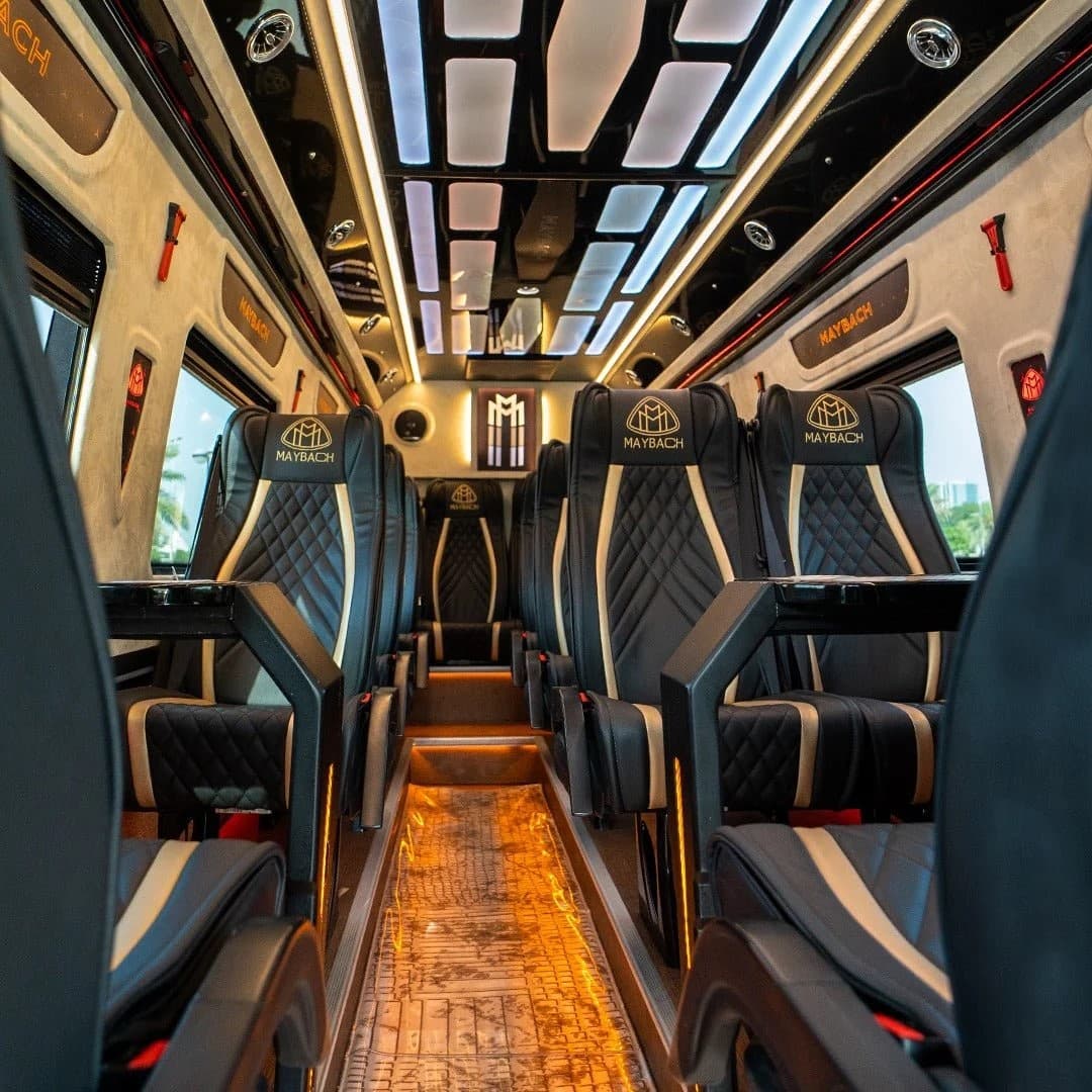 Салон Mercedes-Maybach Sprinter с рядами отдельных стёганых капитанских кресел Maybach, золотыми эмблемами Maybach и потолком с подсветкой «звёздное небо»
