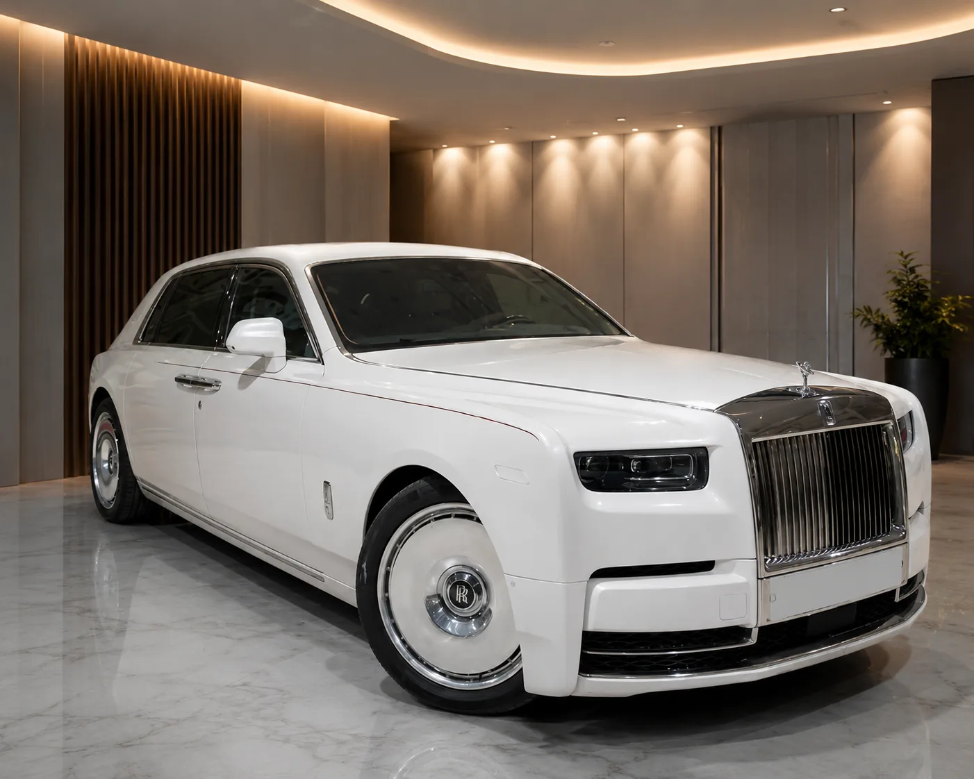 Weißer Rolls-Royce Phantom in Vorderansicht von schräg vorne in einem Showroom mit Marmorboden