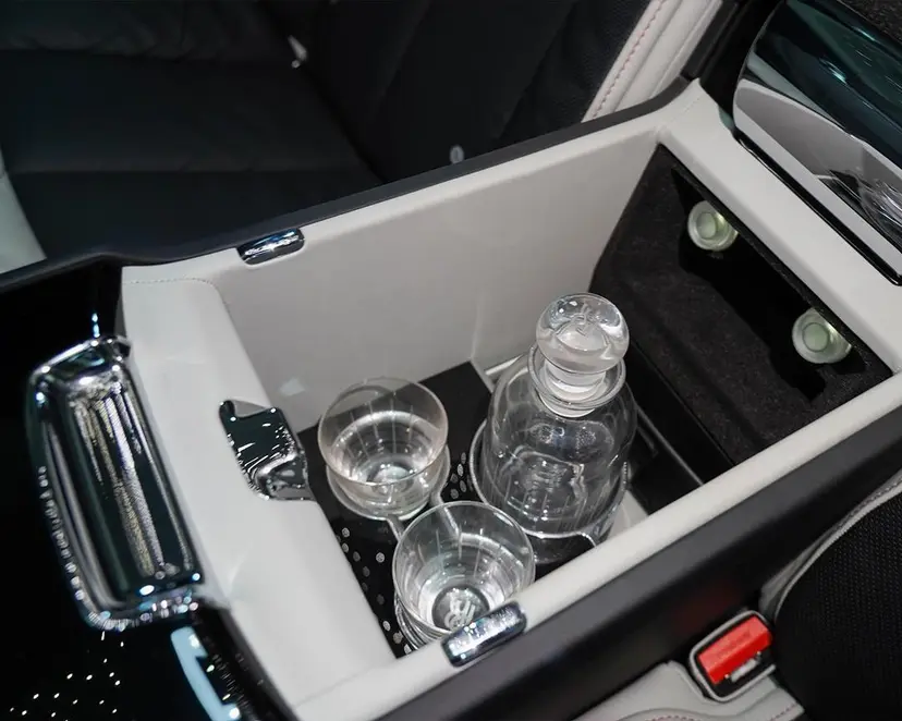 Rolls-Royce Phantom rear console drinks cabinet with crystal glasses and decanter