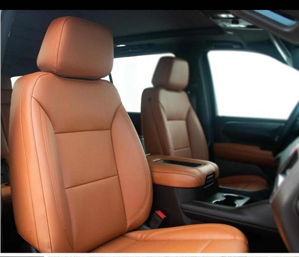 Vordersitze des GMC Yukon Elevation mit hellbraunem Lederbezug