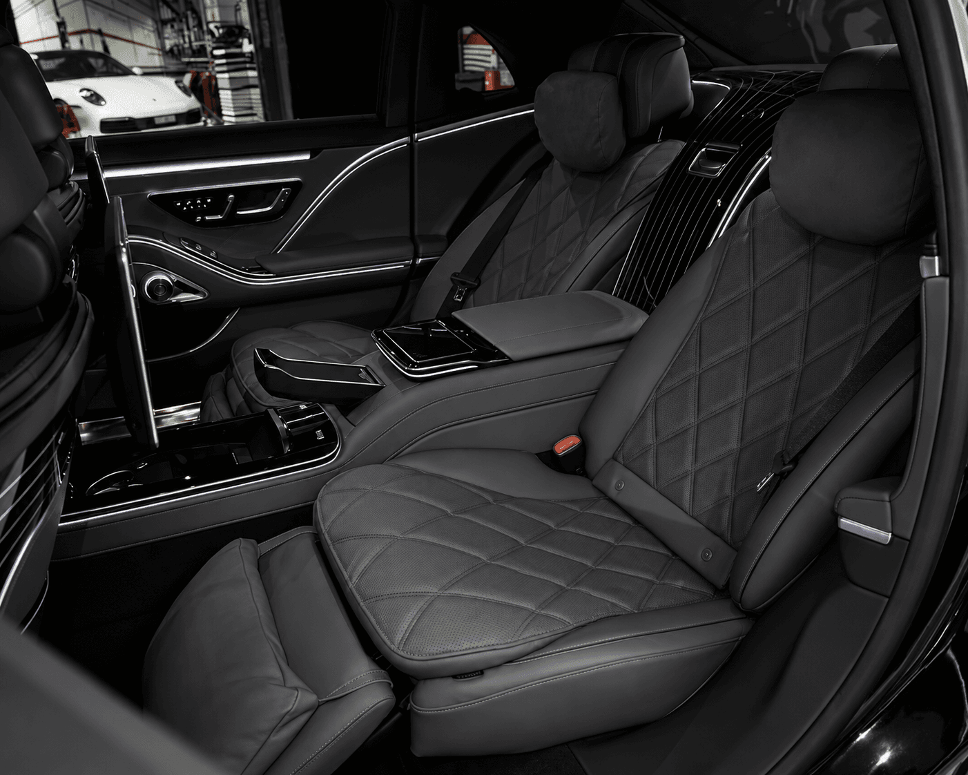 Sièges arrière de la Mercedes-Maybach Classe S en cuir matelassé en losanges avec rideaux d'intimité