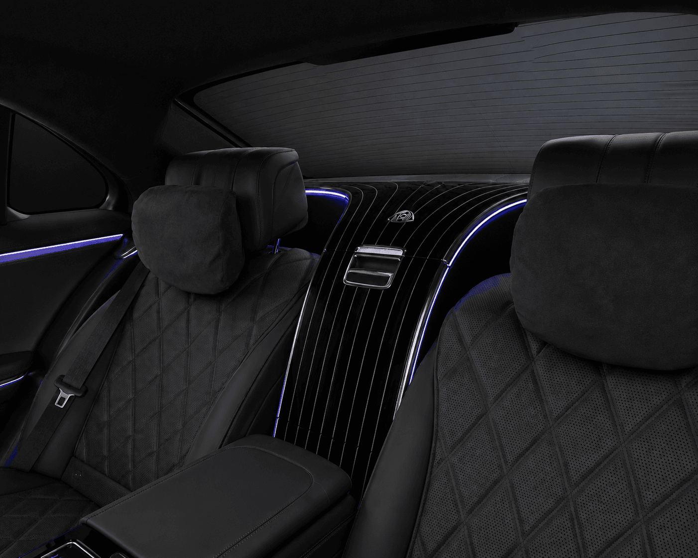 Détail de l'habitacle arrière de la Mercedes-Maybach Classe S avec emblème Maybach illuminé et éclairage d'ambiance