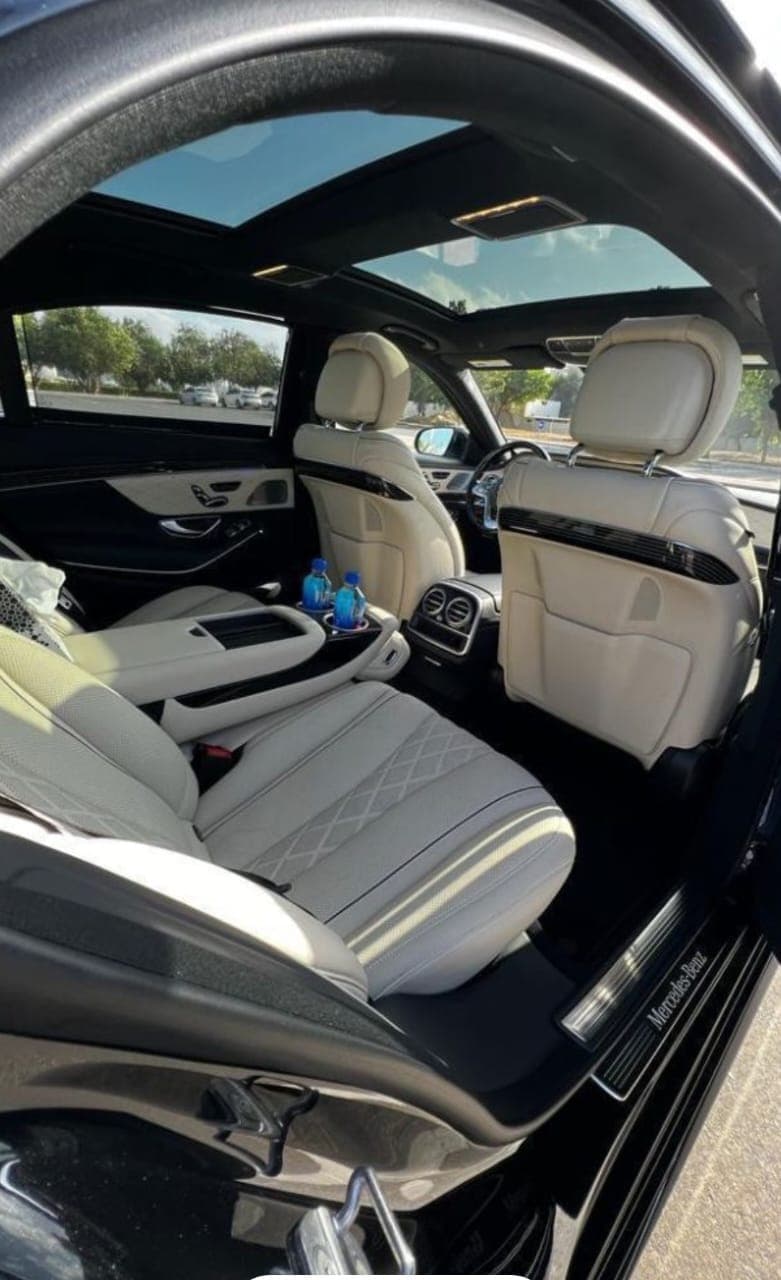المقصورة الخلفية لمرسيدس S-Class بفتحة سقف بانورامية ومقاعد جلدية بيج