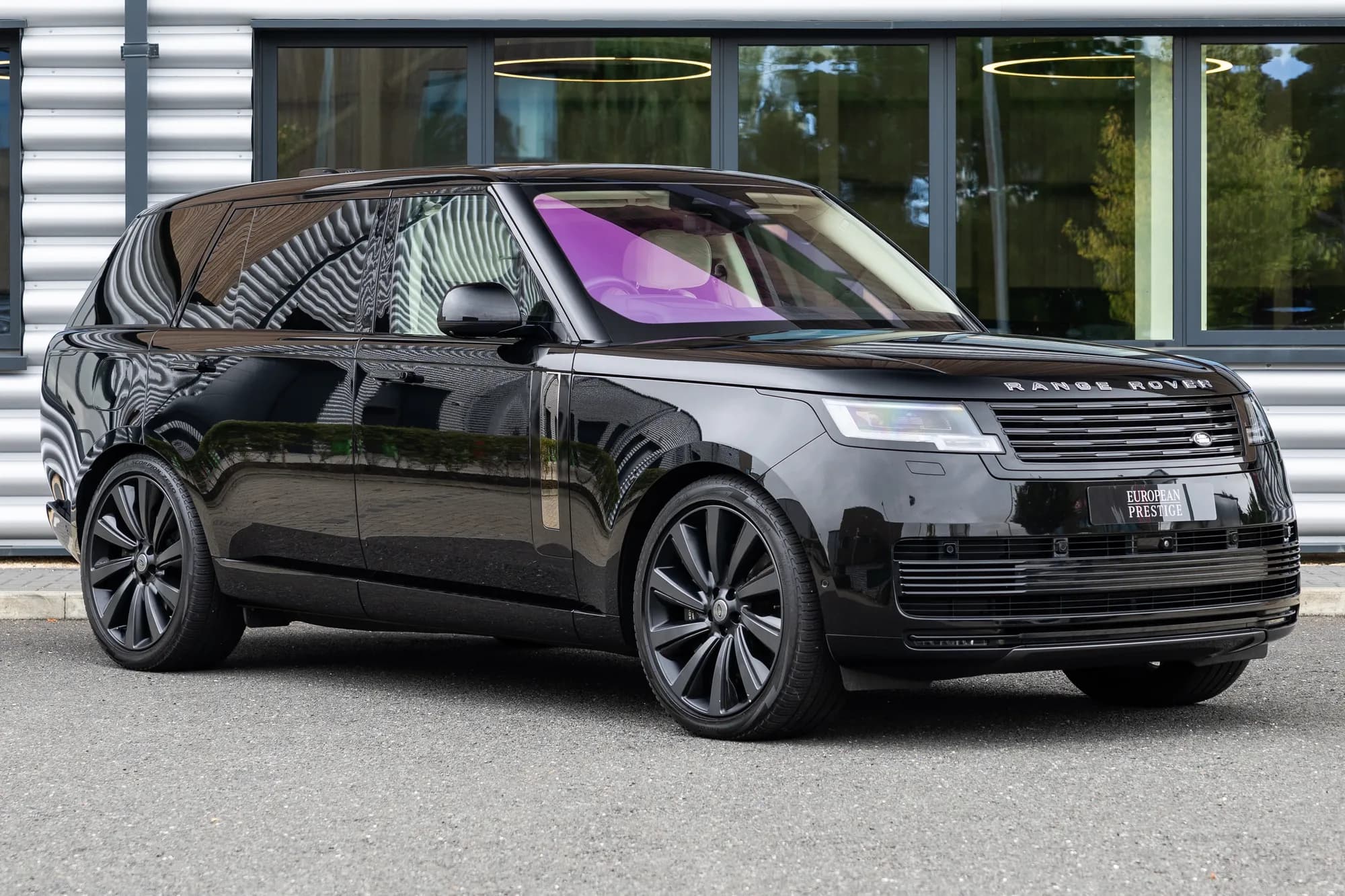 Вид спереди сбоку на Range Rover Autobiography у современного здания