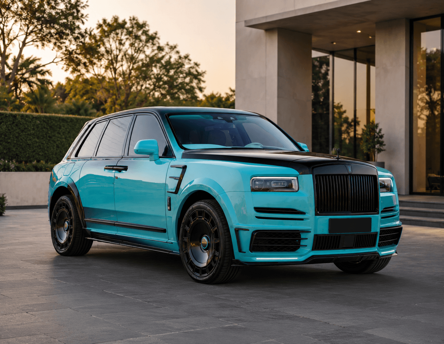 Вид спереди сбоку на Rolls-Royce Cullinan Mansory в кастомной бирюзовой отделке широкого кузова