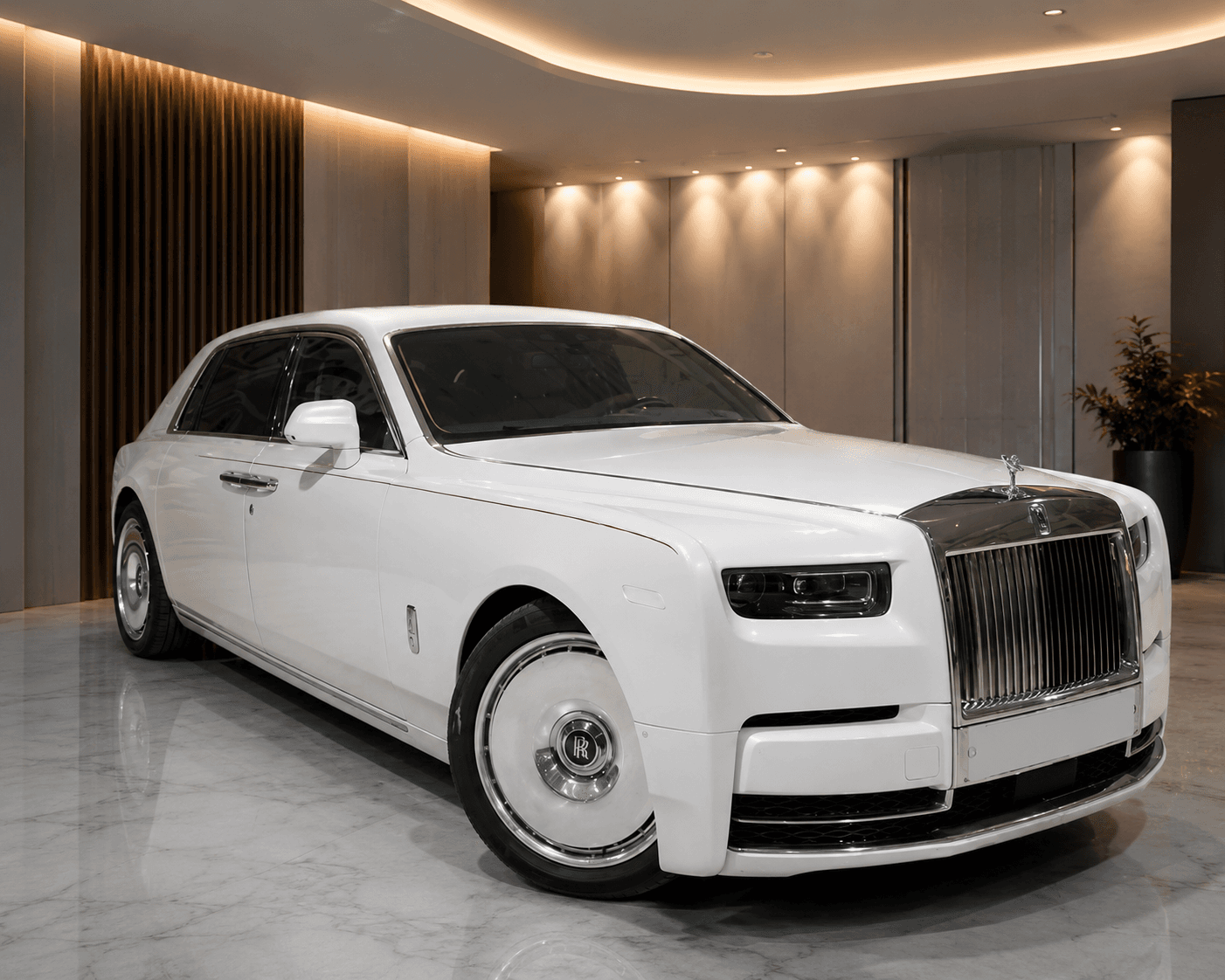 Вид спереди сбоку на Rolls-Royce Phantom Extended Wheelbase в шоуруме с мраморным полом
