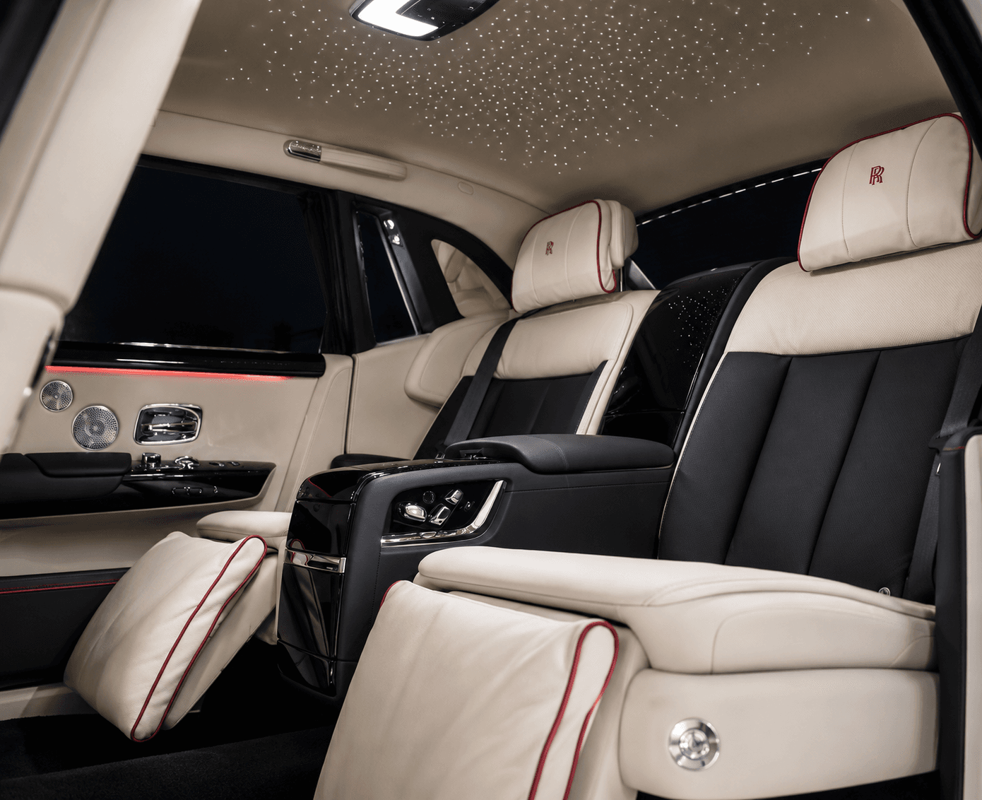 Fondkabine des Rolls-Royce Phantom mit Sternenhimmel-Dachhimmel und bestickten Rolls-Royce-Kopfstützen